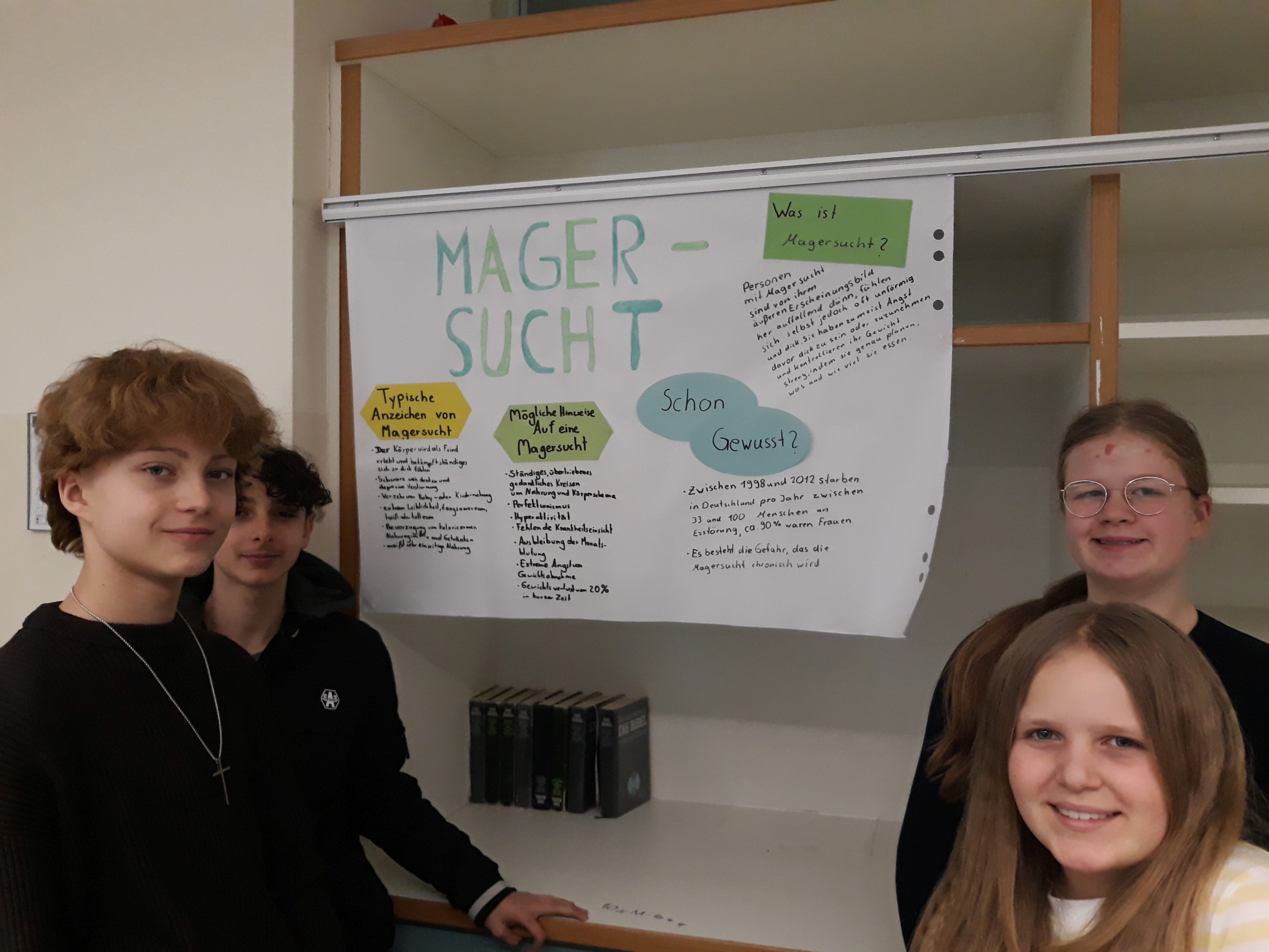 Schüler mit Magersucht-Plakat